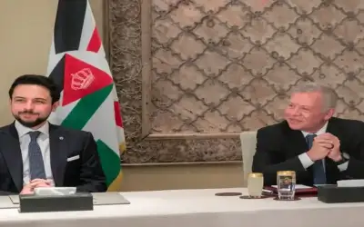 ولي العهد مهنئا الملك بعيد الجلوس: