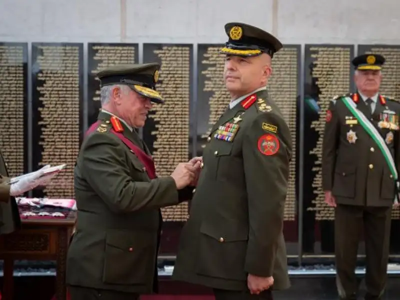 الملك ينعم بأوسمة على ضباط وضباط