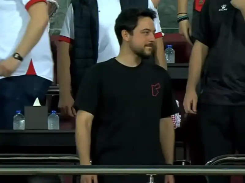 ولي العهد في ستاد عمان لمؤازرة