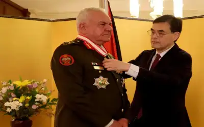رئيس هيئة الأركان المشتركة يتسلم وسام