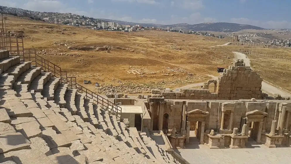 طقس حار والحرارة أعلى من معدلاتها