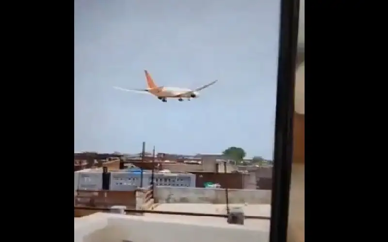 فيديو.. لحظة تحطم الطائرة الهندية في