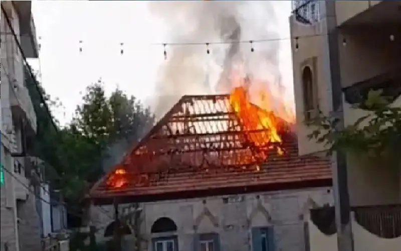 حريق يلتهم فندقا تاريخيا في لبنان