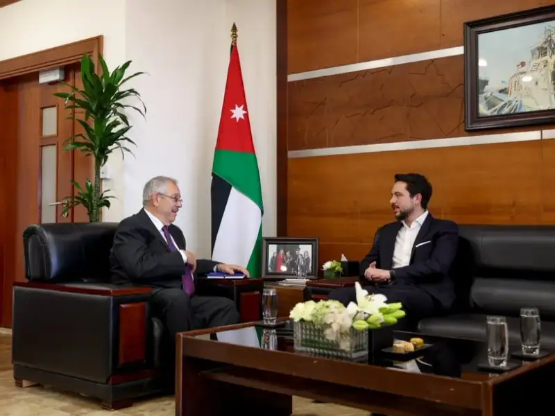 ولي العهد يؤكد أهمية تعزيز الاستثمار
