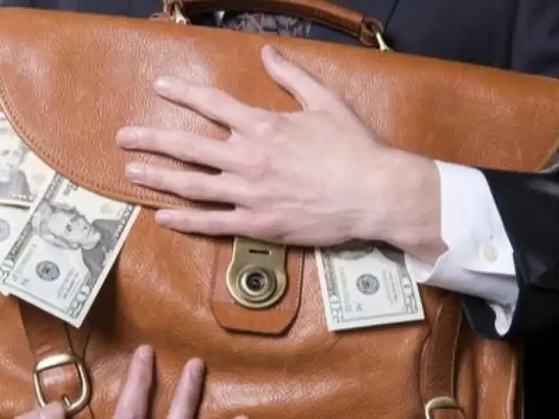 الأردن.. 3 موظفين يختلسون أموال مودعين