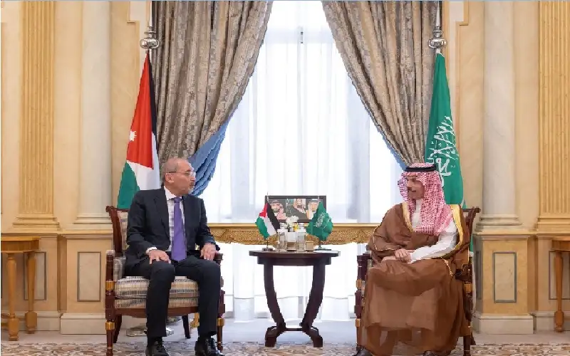 الصفدي يبحث مع نظيره السعودي تبعات