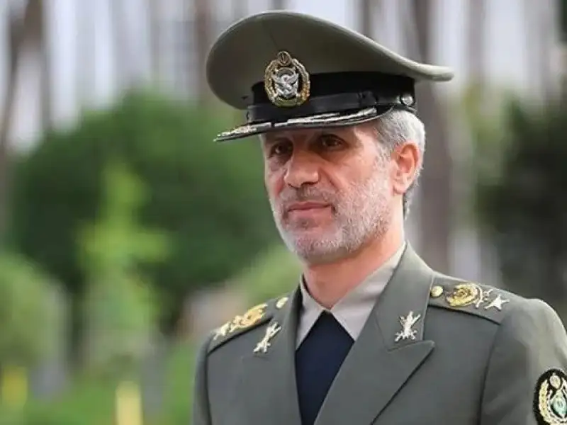 المرشد الإيراني يعين حاتمي قائدا للجيش