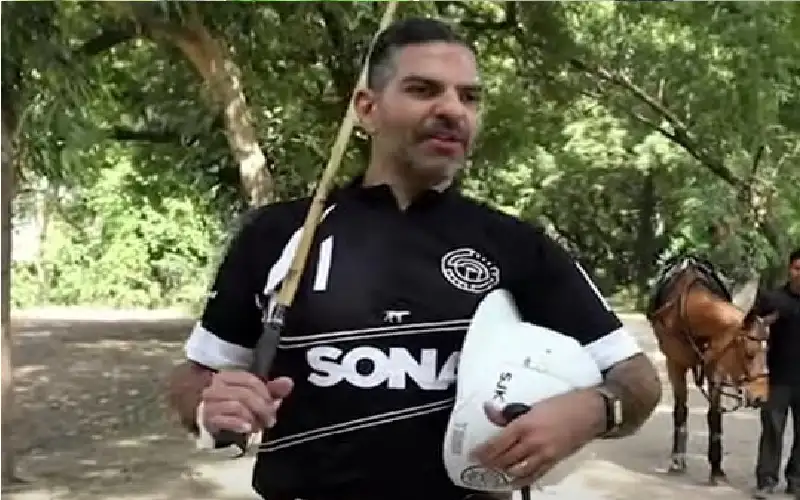 بعد نعيه لضحايا الطائرة.. وفاة الملياردير