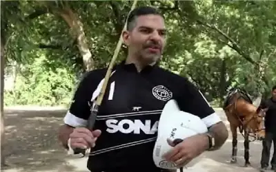 بعد نعيه لضحايا الطائرة.. وفاة الملياردير