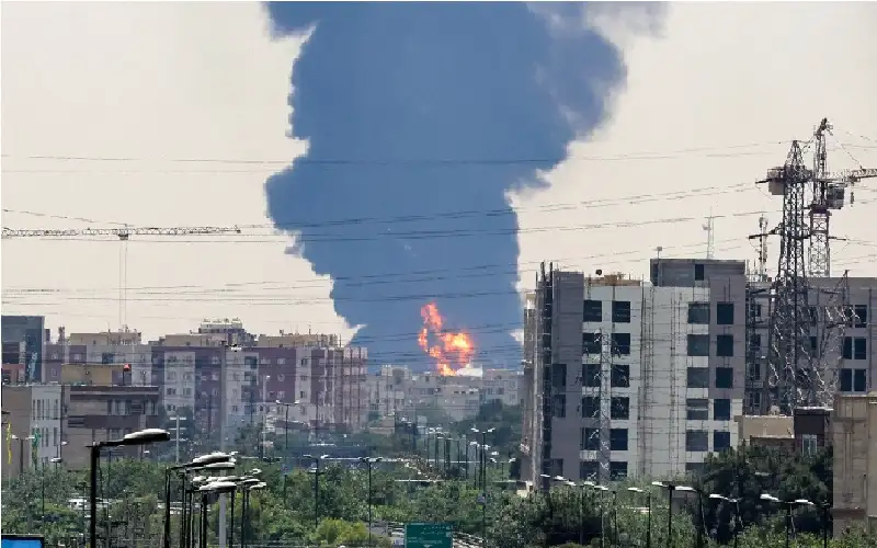 إسرائيل وإيران تتبادلان القصف لليوم الثالث..