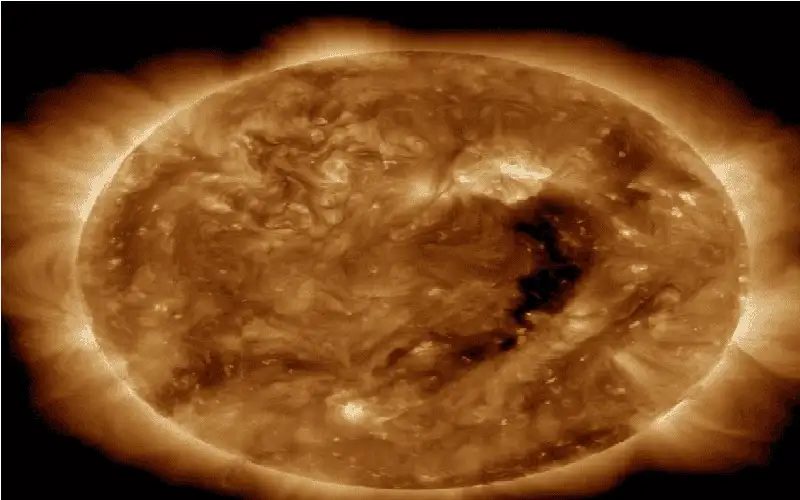 مخلب شمسي يطلق موجة عاتية باتجاه