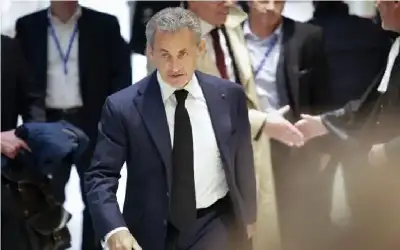 يده ملطخة بدم المسلمين.. تجريد ساركوزي