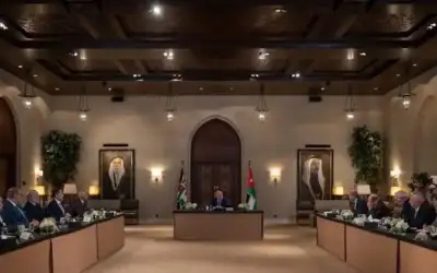 الملك يلتقي شخصيات سياسية وإعلامية