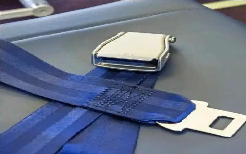 لماذا يرتدي طاقم الطائرة أحزمة أمان