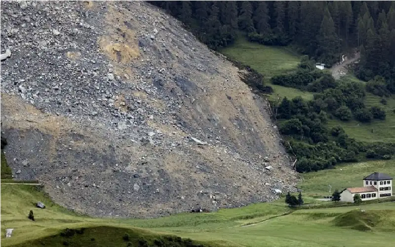 إجلاء سكان قرية سويسرية بسبب تهديد