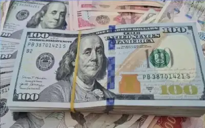 قبل قرار المركزي الأمريكي.. الدولار يتأرجح