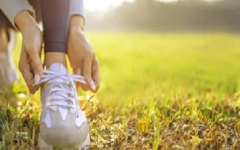 المشي 100 دقيقة يقلل آلام أسفل