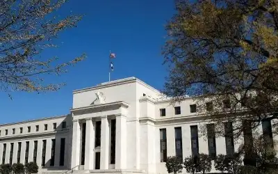 الفيدرالي الأميركي يثبت أسعار الفائدة عند