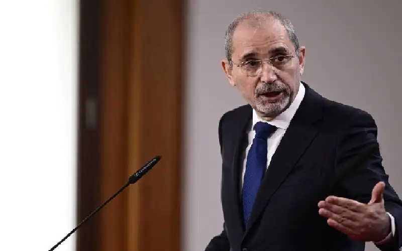 الصفدي يبحث مع نظيره الفرنسي العلاقات