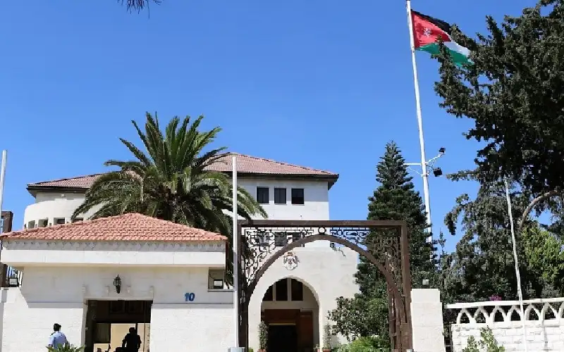 الحكومة تبدأ بمناقشة التوصيات المتعلقة بتشريعات