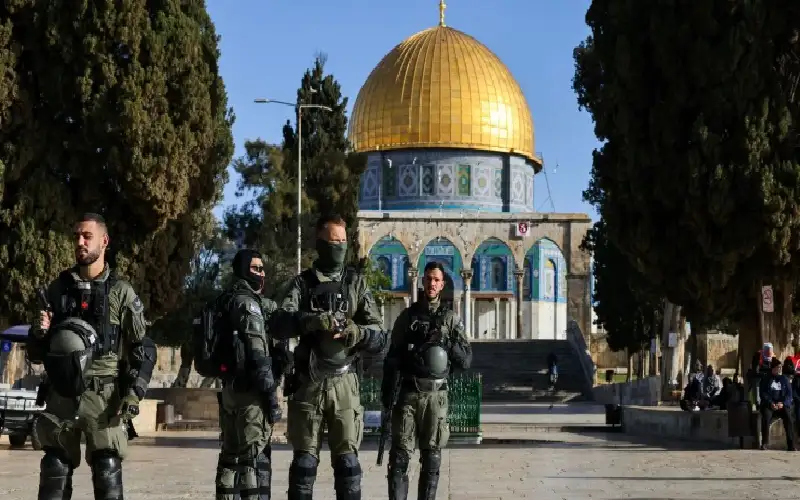 الاحتلال يغلق أبواب الأقصى أمام المصلين