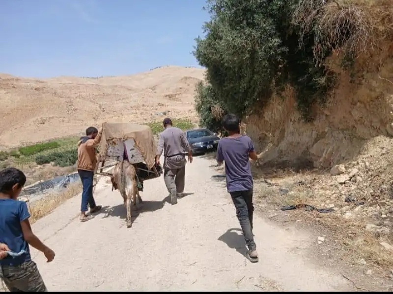 مزارعون متضررون يشكون من انقطاع الطريق