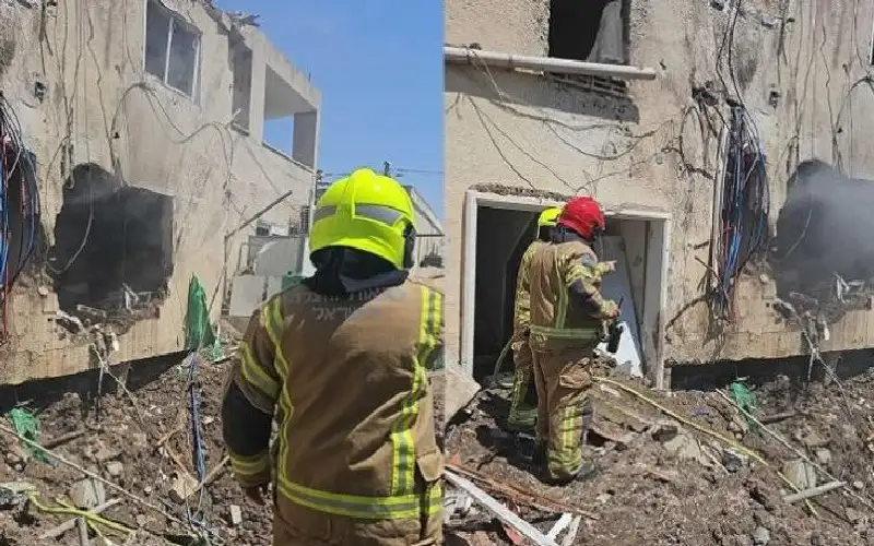 إصابة مباشرة.. مسيرة إيرانية تضرب مبنى