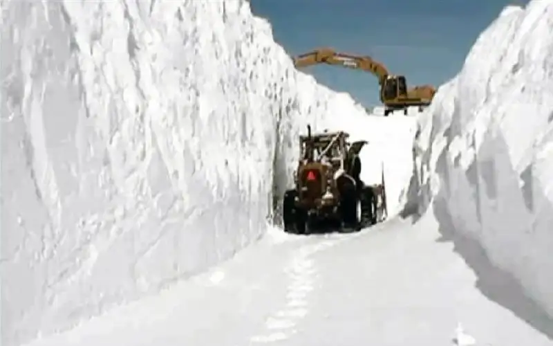 مقتل 3 سياح إثر سقوط كتلة