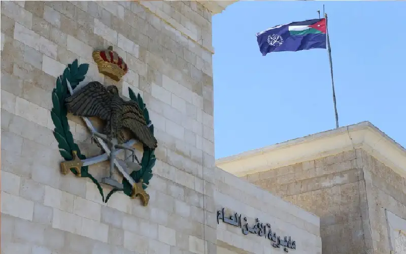 أضرار مادية بمنزل ومركبة في منطقة