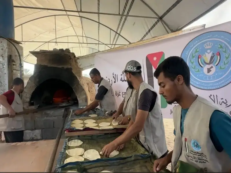 الهيئة الأردنية تواصل توزيع الخبز في