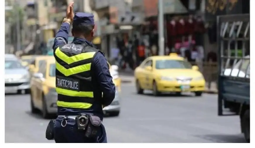 وفاة و10 إصابات في حوادث مرورية