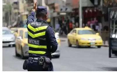 وفاة و10 إصابات في حوادث مرورية