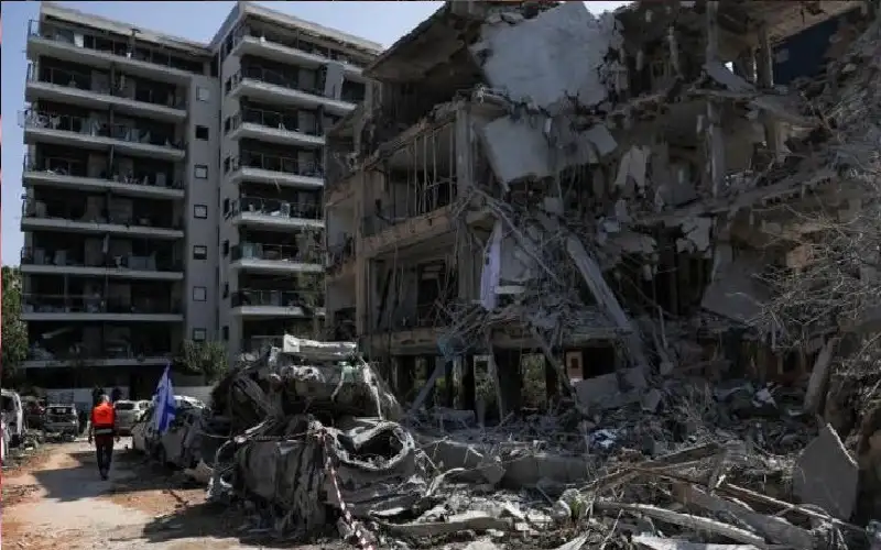 15 صاروخا إيرانيا على 4 دفعات