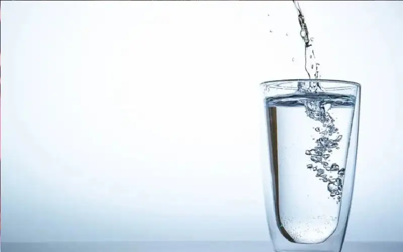 5 نصائح لتقليل تورم القدمين خلال