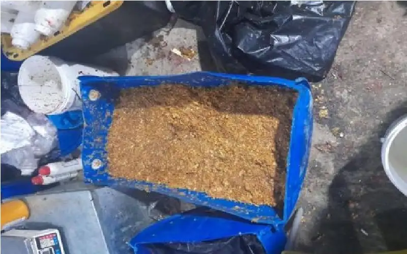 الجمارك: ضبط طن معسل بمعمل يستخدم