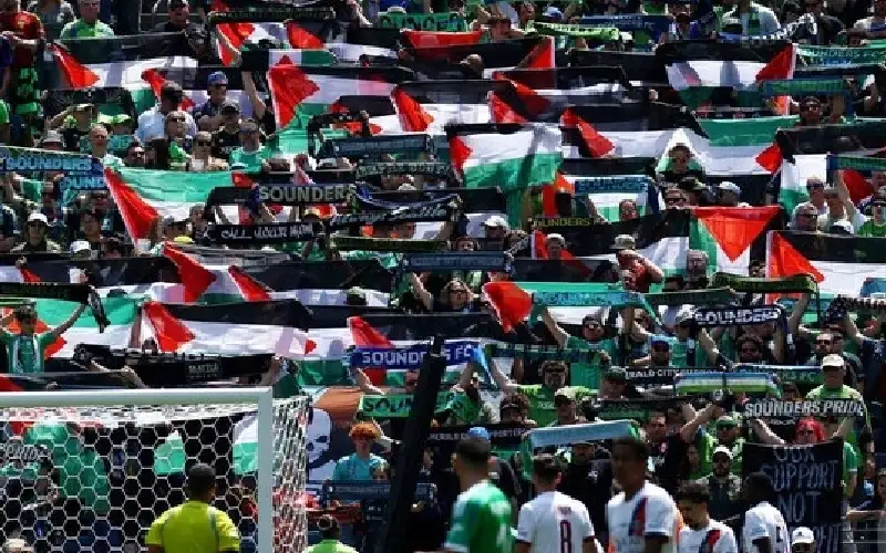 على الملعب الرئيسي: لوح مشجعو سياتل