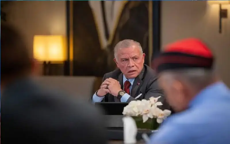 الملك يلتقي متقاعدين عسكريين ويرحب بجهود