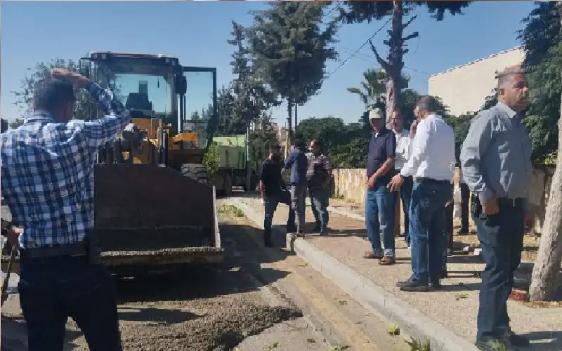 كوادر الأمانة تزيل عوائق انقلاب صهريج