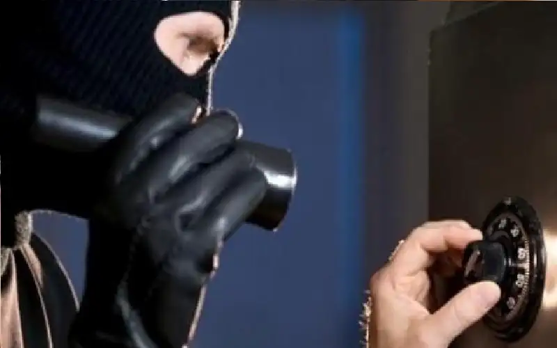 سرقة ملايين الدولارات وألماس من قاصة