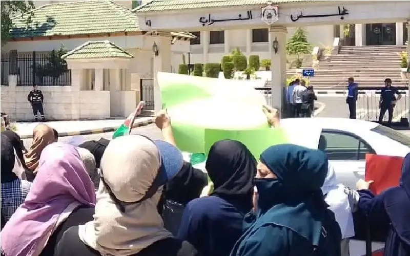 اعتصام امام النواب للمطالبة باصدار عفو