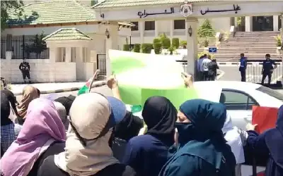 اعتصام امام النواب للمطالبة باصدار عفو