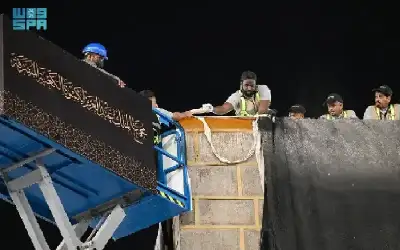 استبدال كسوة الكعبة المشرفة مع بداية