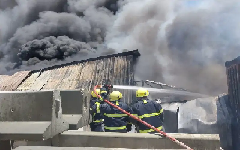 إخماد حريق مستودع لمؤسسة تجارية في