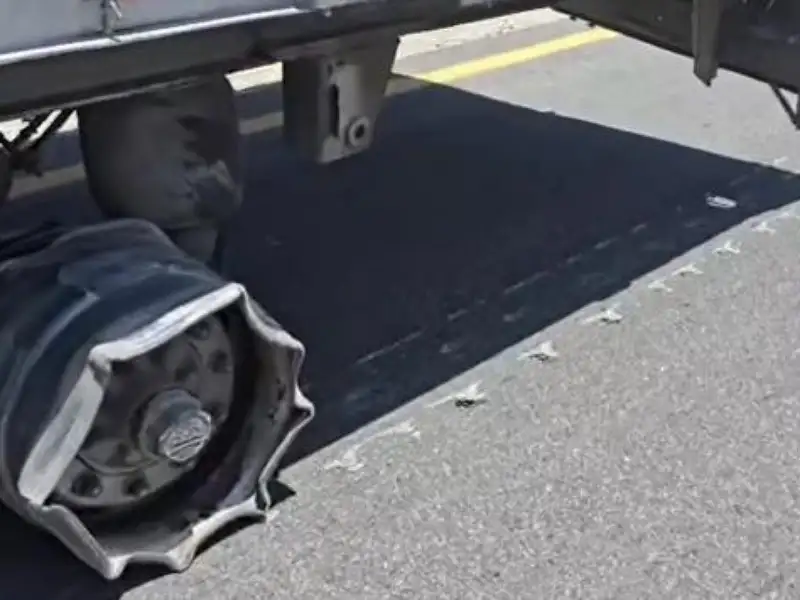 ضبط سائق شاحنة أتلف 15 كلم