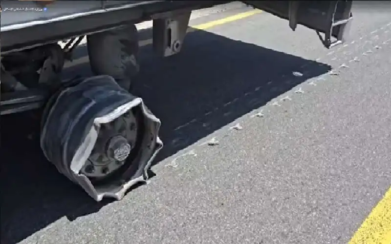 سائق شاحنة أردني يتلف 15 كلم