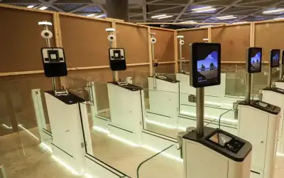بوابات ذكية قريبا في مطار الملكة