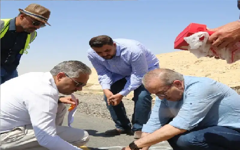 الحكومة تشق طريقا إلى موقع الاستاد