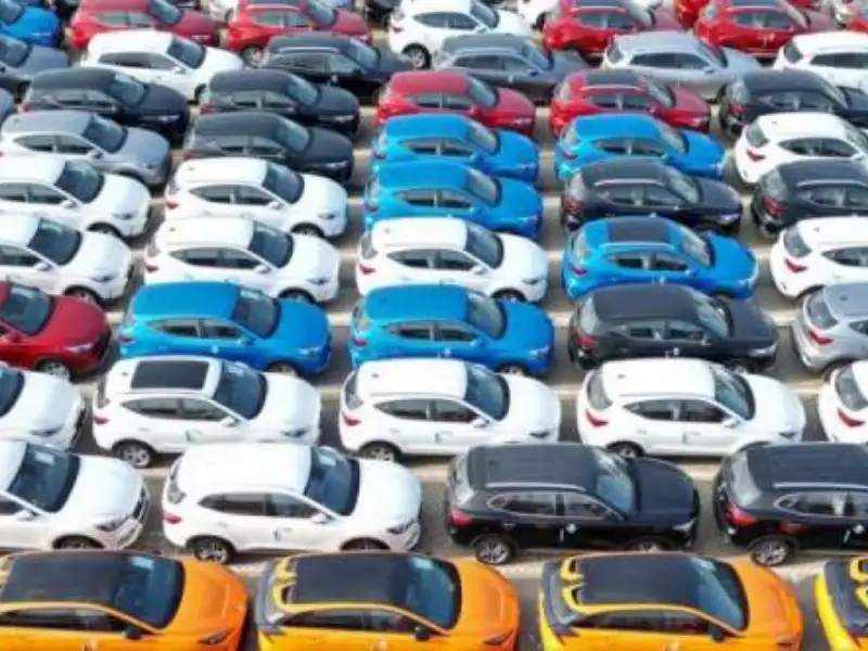 الحكومة تخفض الضريبة الإجمالية على المركبات