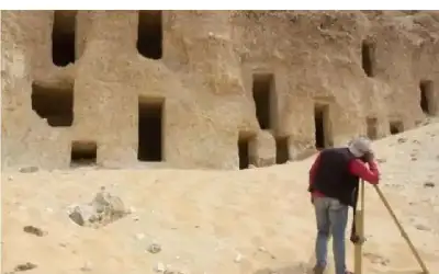 اكتشاف 3 مقابر صخرية من عصر