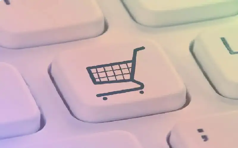 باع ملابس أطفالها عبر فيسبوك.. مصرية